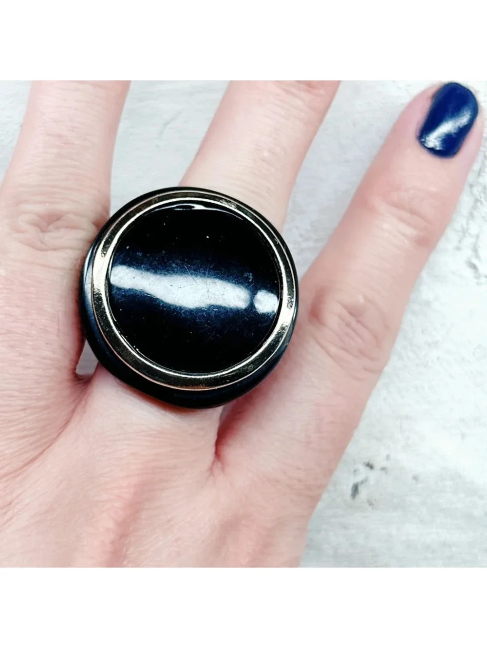 1049mc. Black Vintage Plastic Ring Size 7